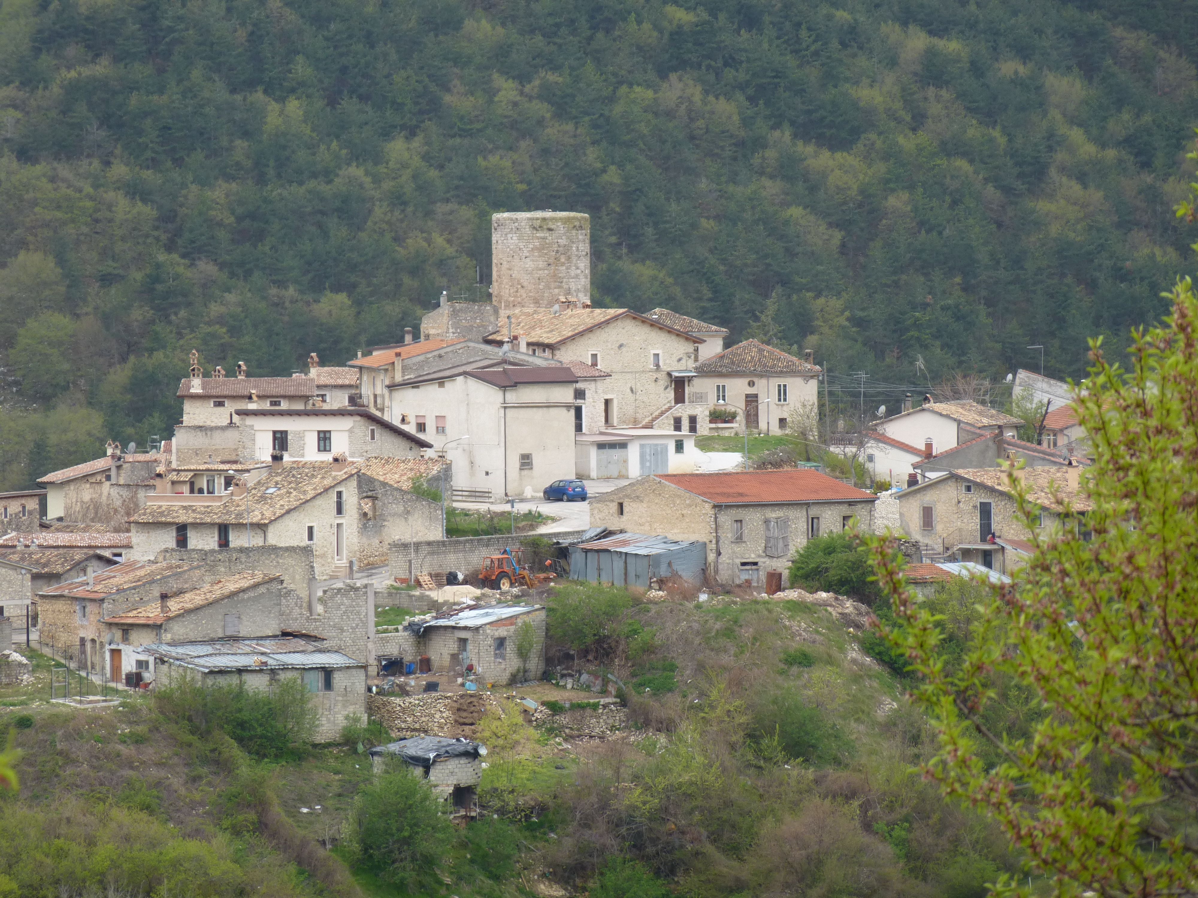 Intervento tecnico per la riparazione della rete idrica sulla S.P. per Alba Fucens al Km2+100 interno abitato di S.Iona civico 23.